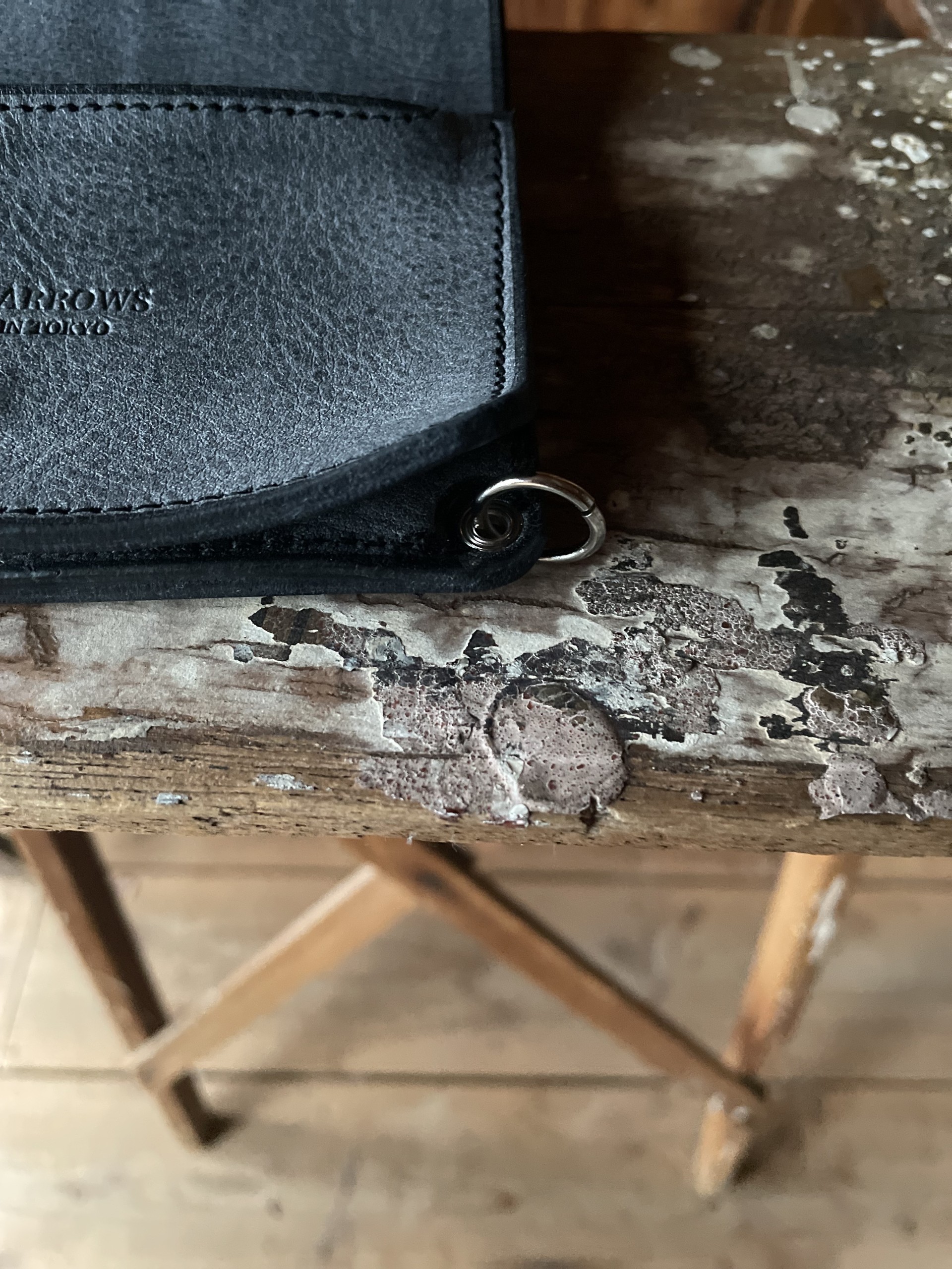 イタリアアリゾナレザー スタッズトラッカーウォレット 財布 ブラック唐草/ Arizona Sibo leather Tracker Wallet  Arabesque